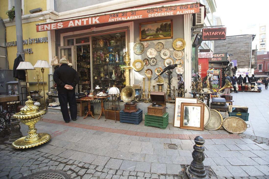 A few blocks from the food markets, a cluster of antique shops offer some great ogling opportunities. Huge, ornate pieces of furniture, tile work, knick knacks, textiles, rugs and tapestries are all on display for you to mentally redecorate your apartment a dozen times over.<br>